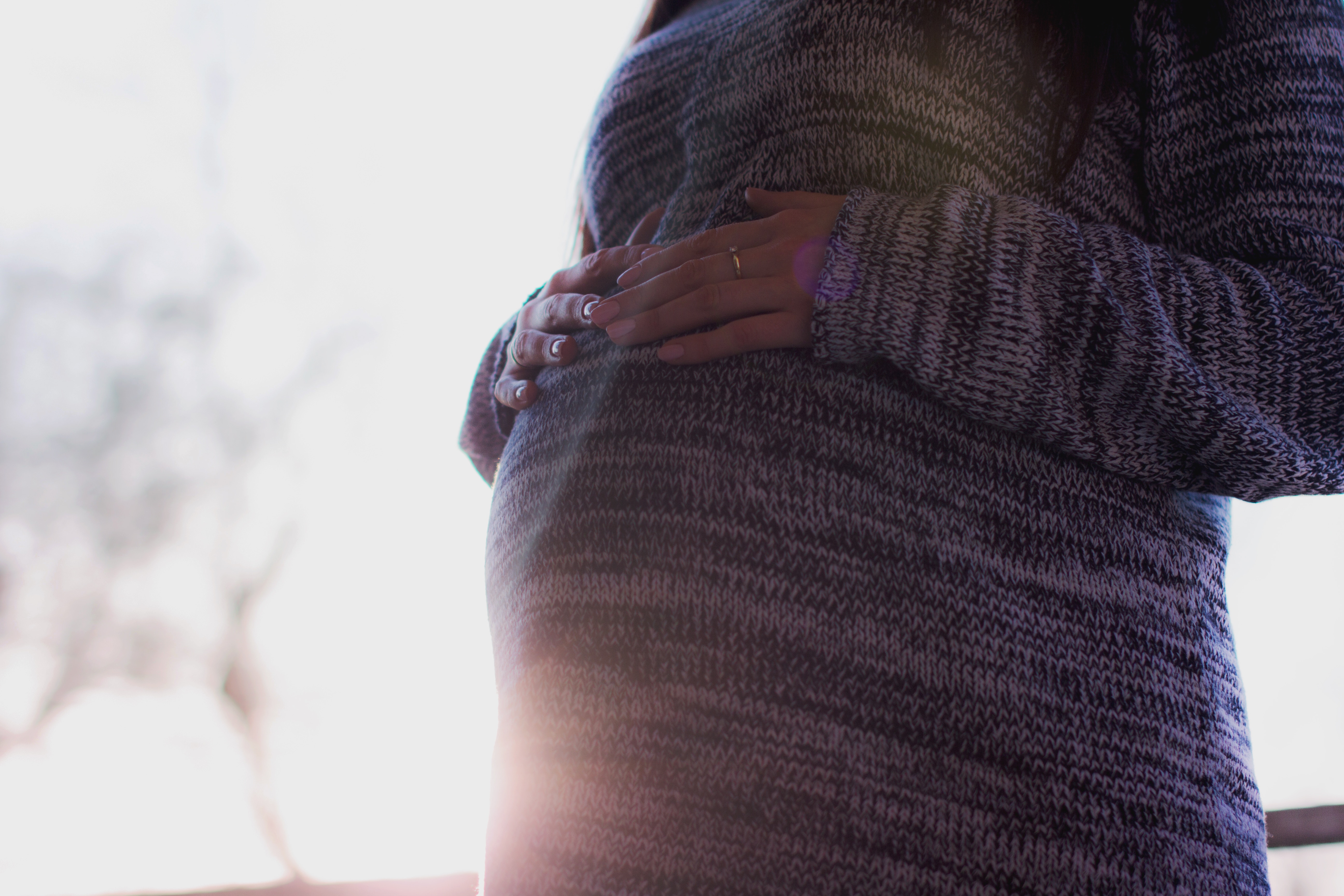 Fertilité : faut-il légaliser la congélation des ovocytes ?