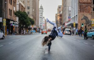 Jeune femme faisant du hip hop dans la rue. Crédit: Keenan Constance sur Unsplash