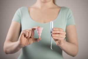 Coupe menstruelle et tampon : le duel